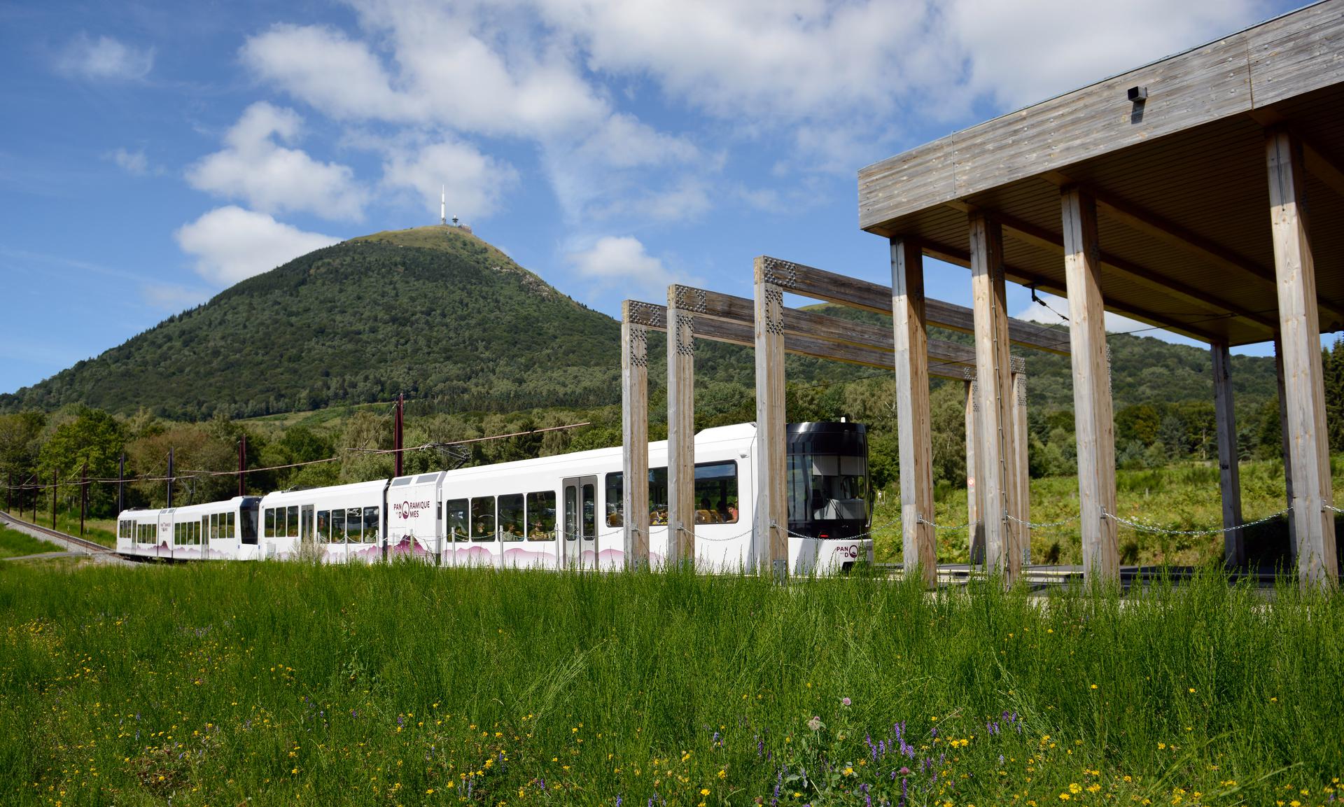 Le train à crémaillère Panoramique des Dômes sur les pentes du puy de Dôme