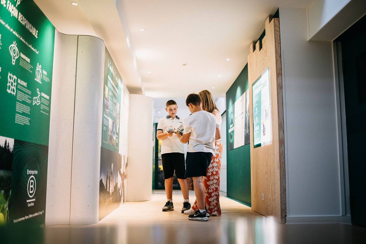 Visiteurs découvrant l’exposition pédagogique Volvic O’rigines