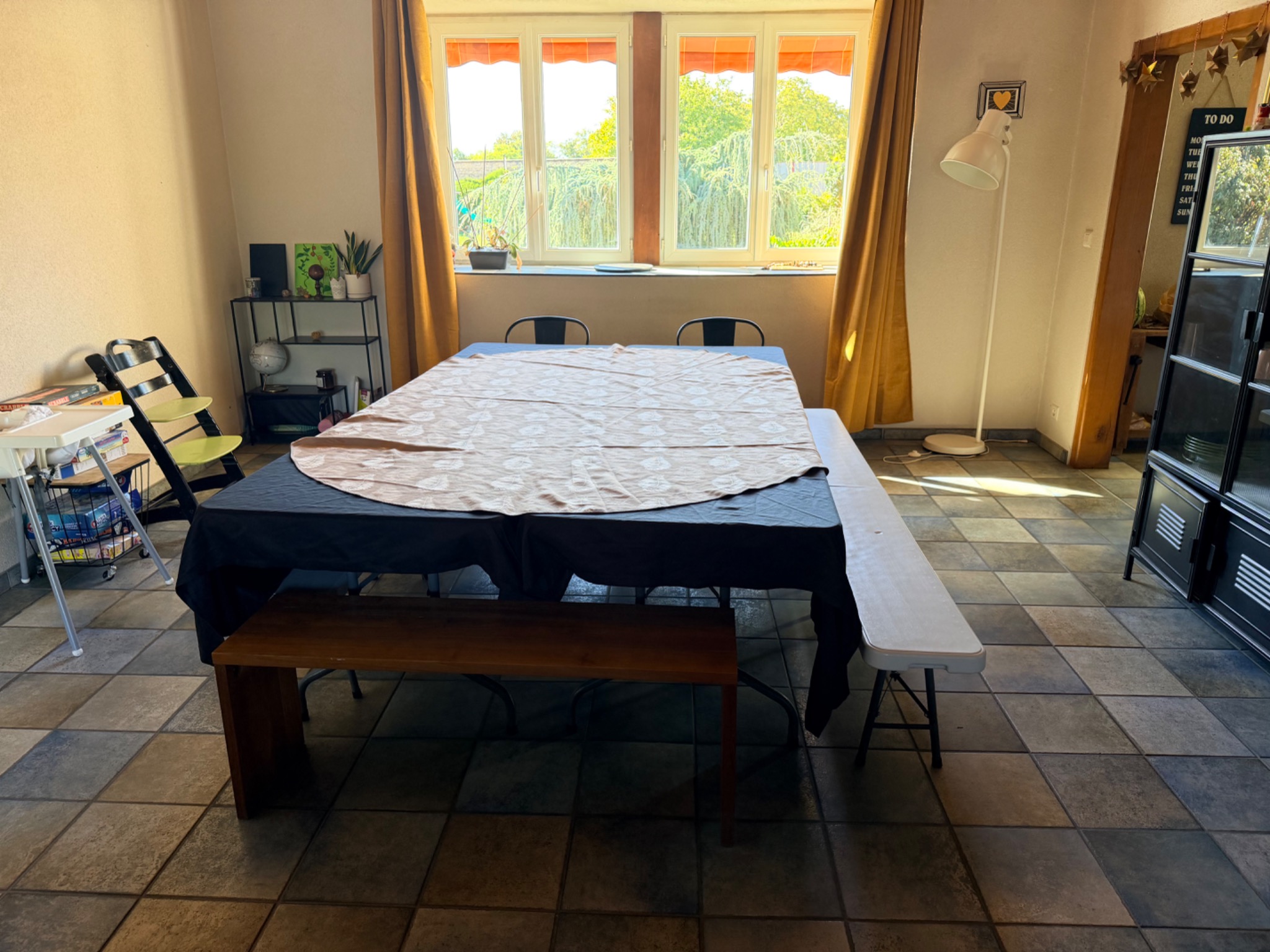Espace repas avec grande table
