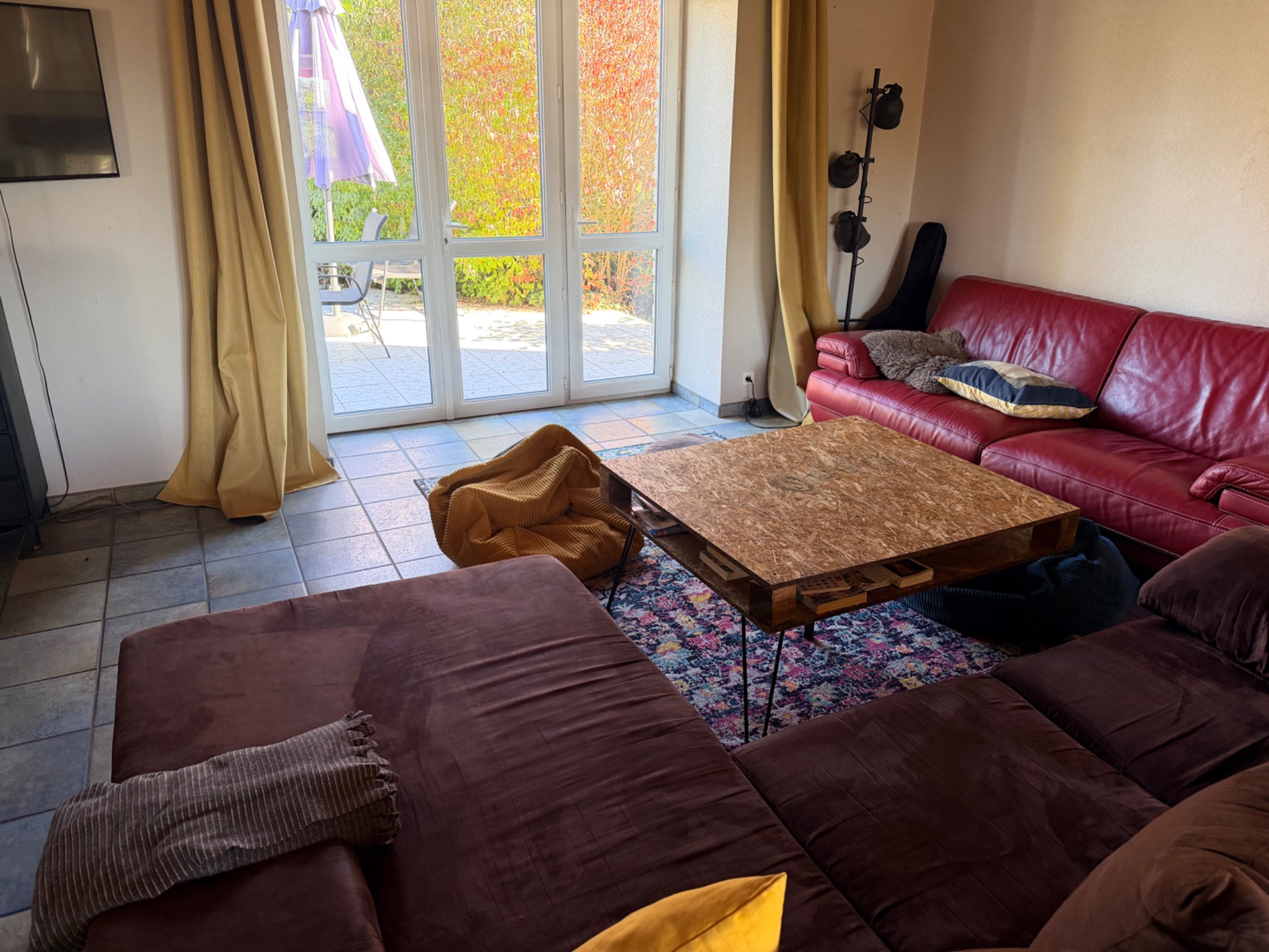 Salon avec canapés et table basse pour la télévision et l’apéritif