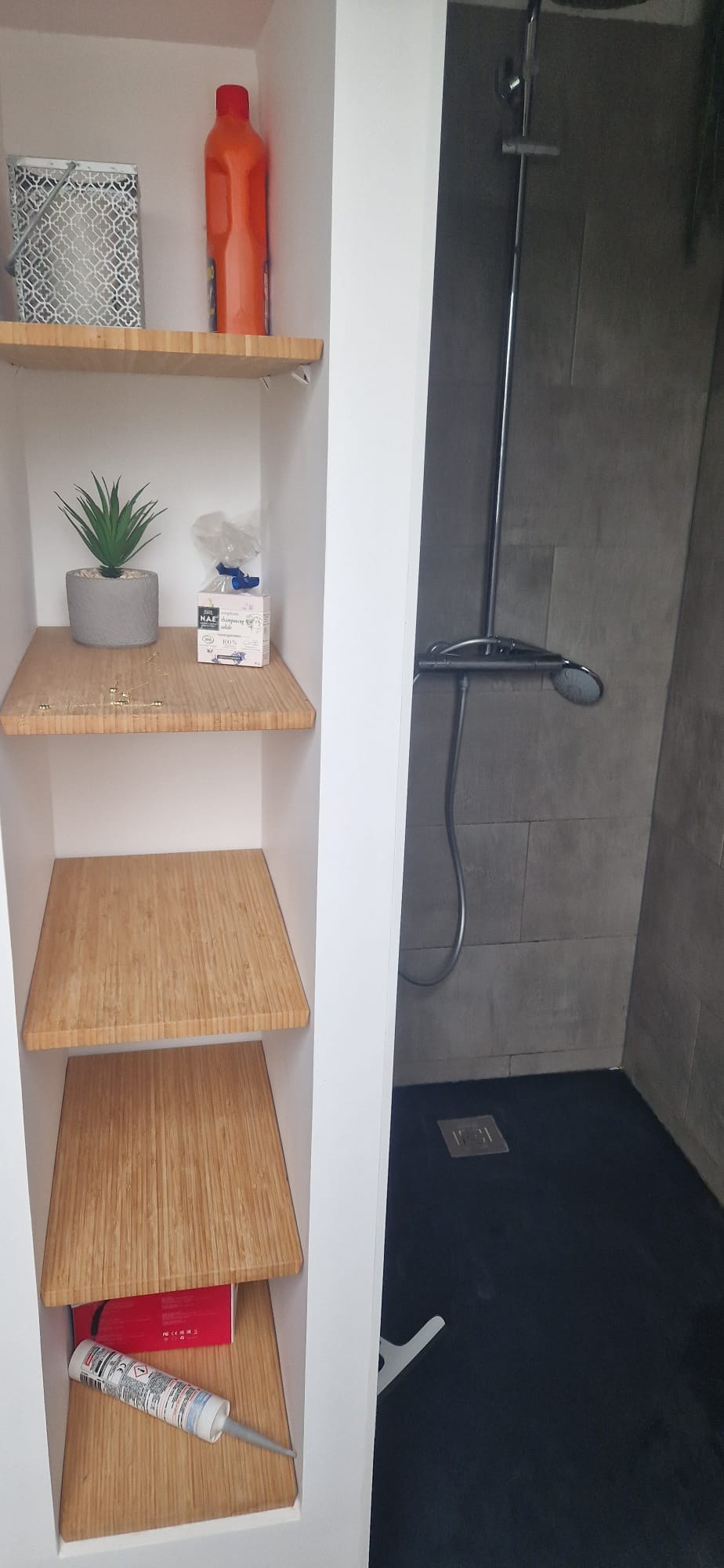 Douche de la salle de bain à l’étage, avec niche de rangement