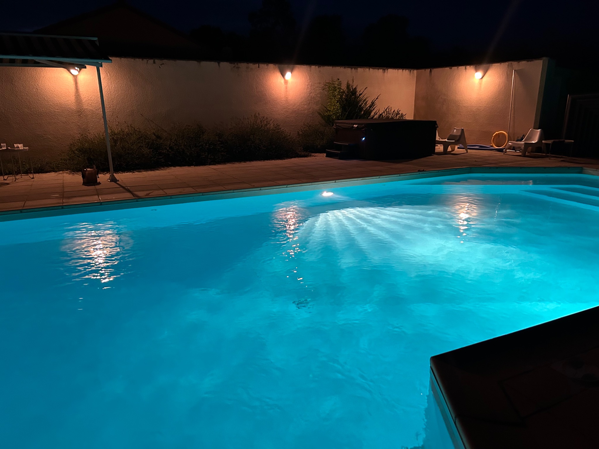 Piscine illuminée à la tombée de la nuit