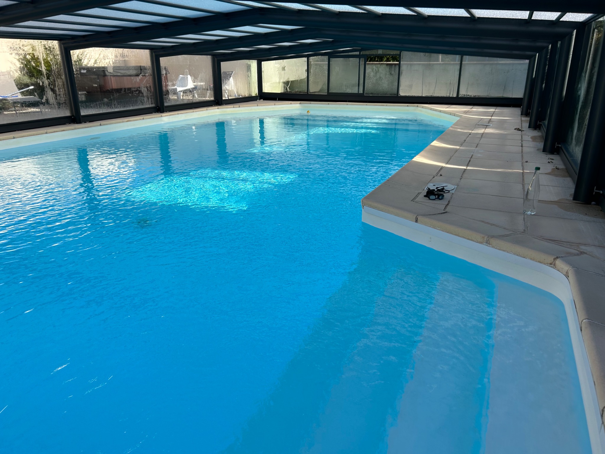 Piscine de 11 mètres sous son abri vitré motorisé