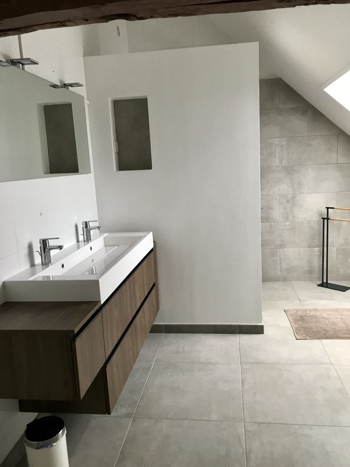 Meuble vasque dans une salle de bain du gîte