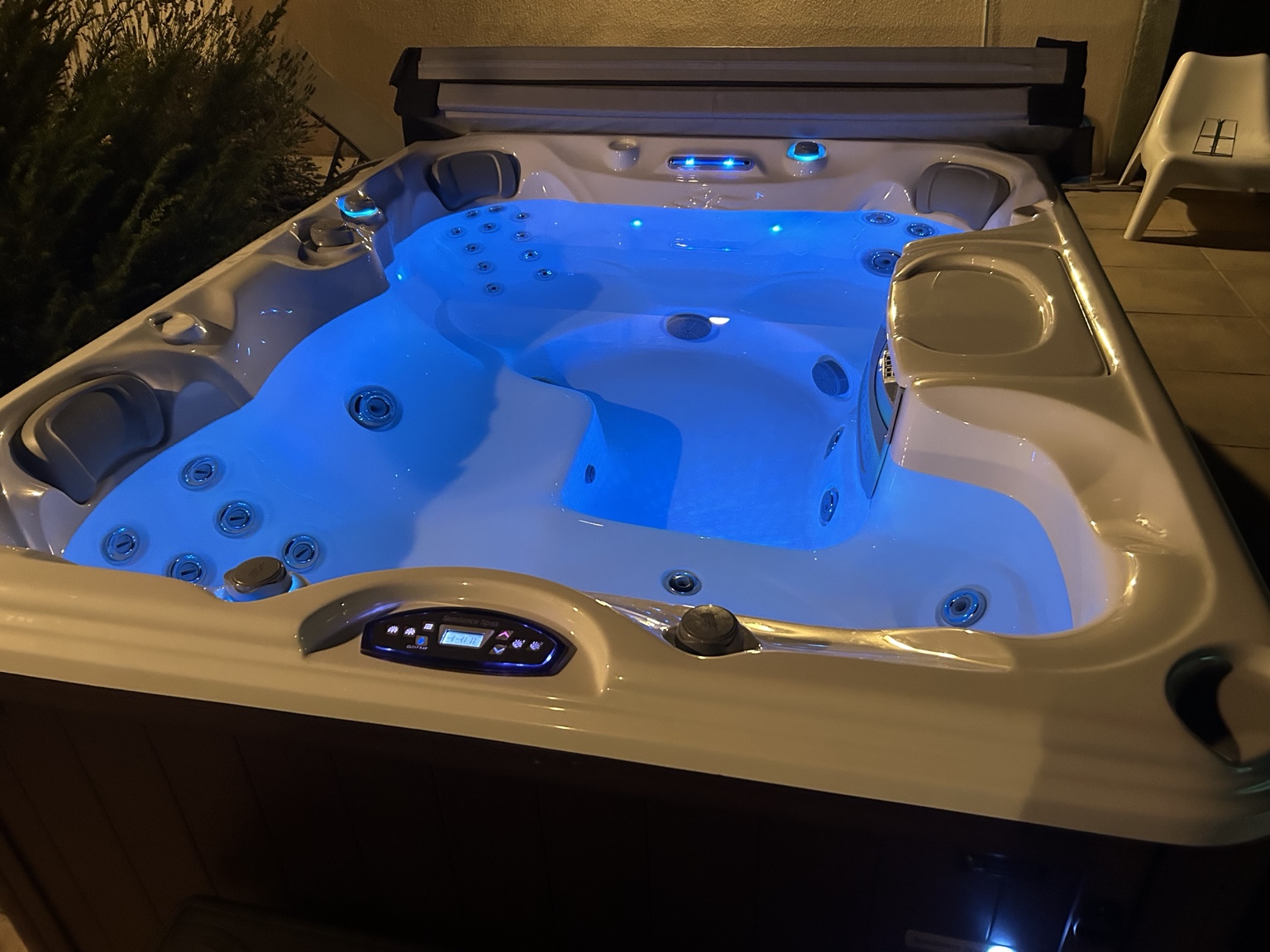 Jacuzzi éclairé en bleu en soirée