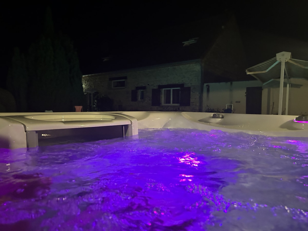 Eau du jacuzzi illuminée le soir
