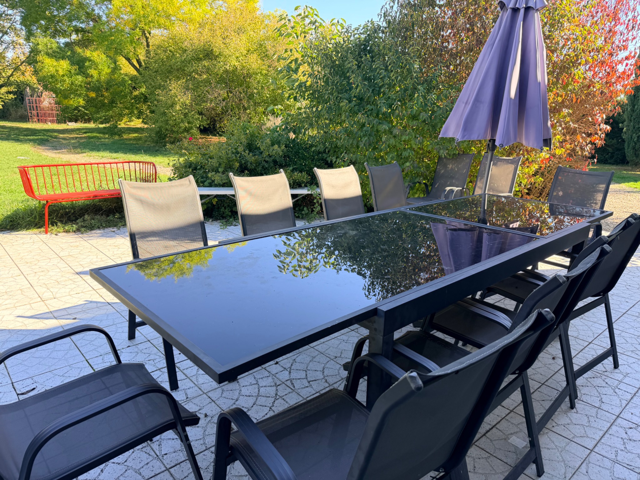 Terrasse extérieure avec table et vue sur le jardin