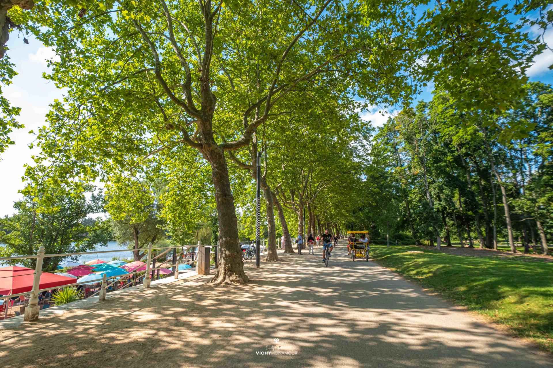 Promenade ombragée dans les parcs et sur les berges de l’Allier à Vichy