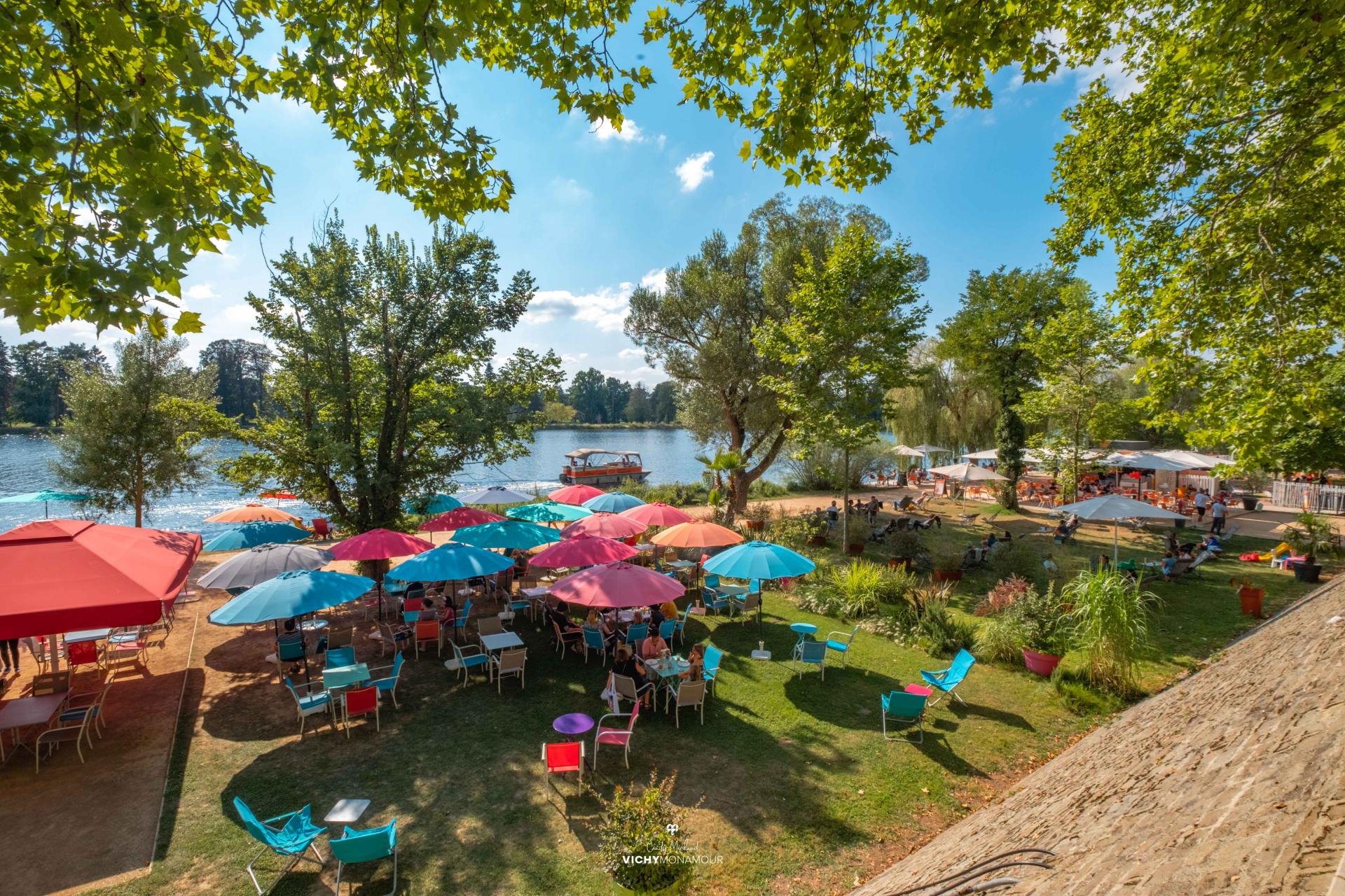 Terrasses et guinguettes au bord de l’eau à Vichy en été